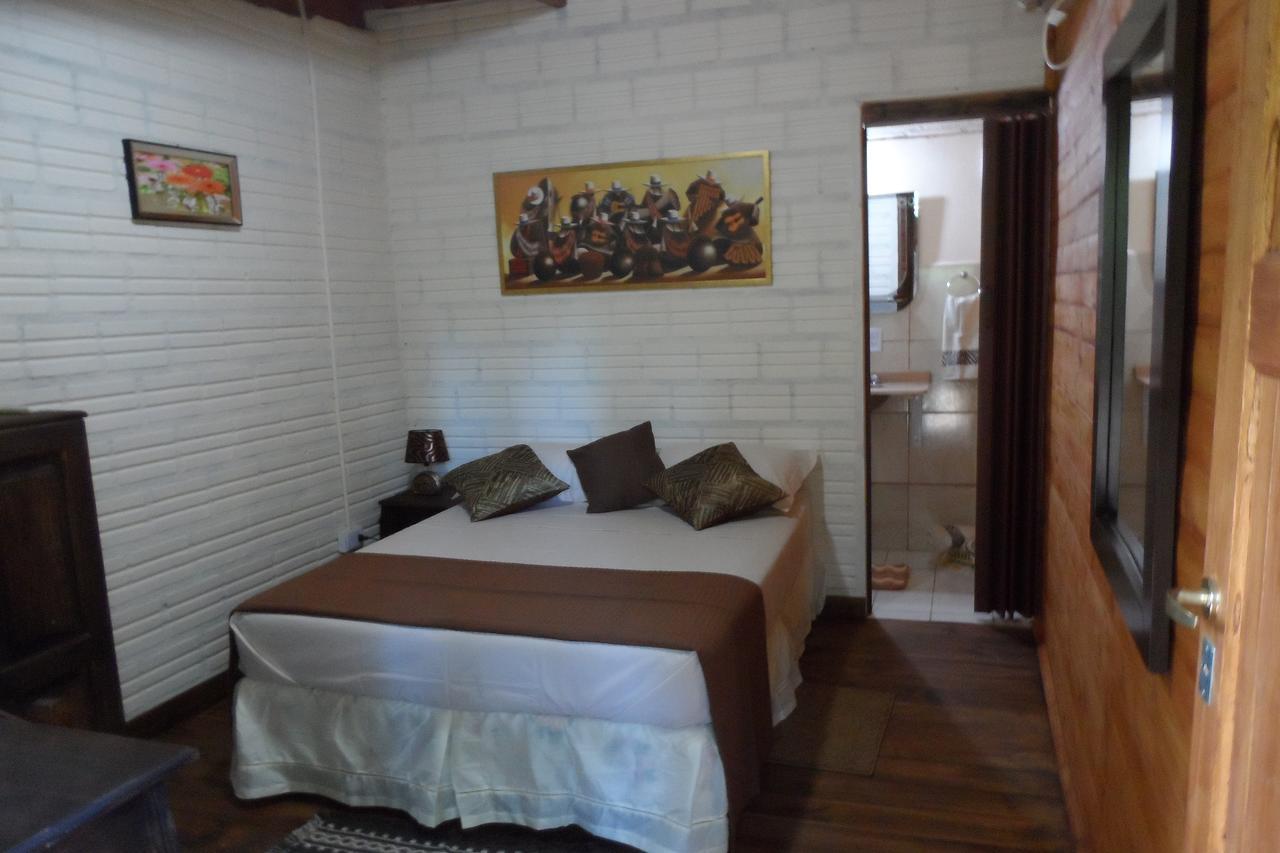 Garden Stone Hostel Пуерто Игуасу Екстериор снимка