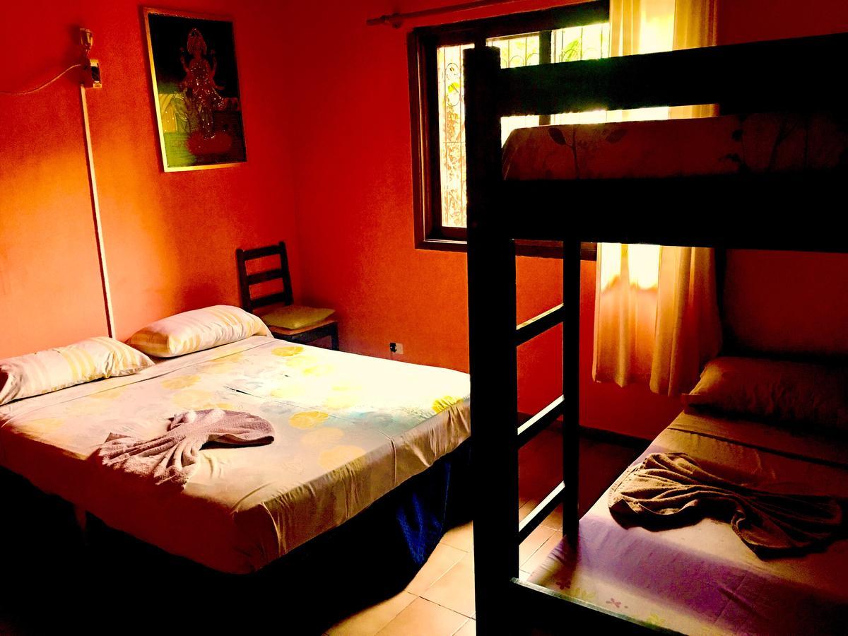 Garden Stone Hostel Пуерто Игуасу Екстериор снимка