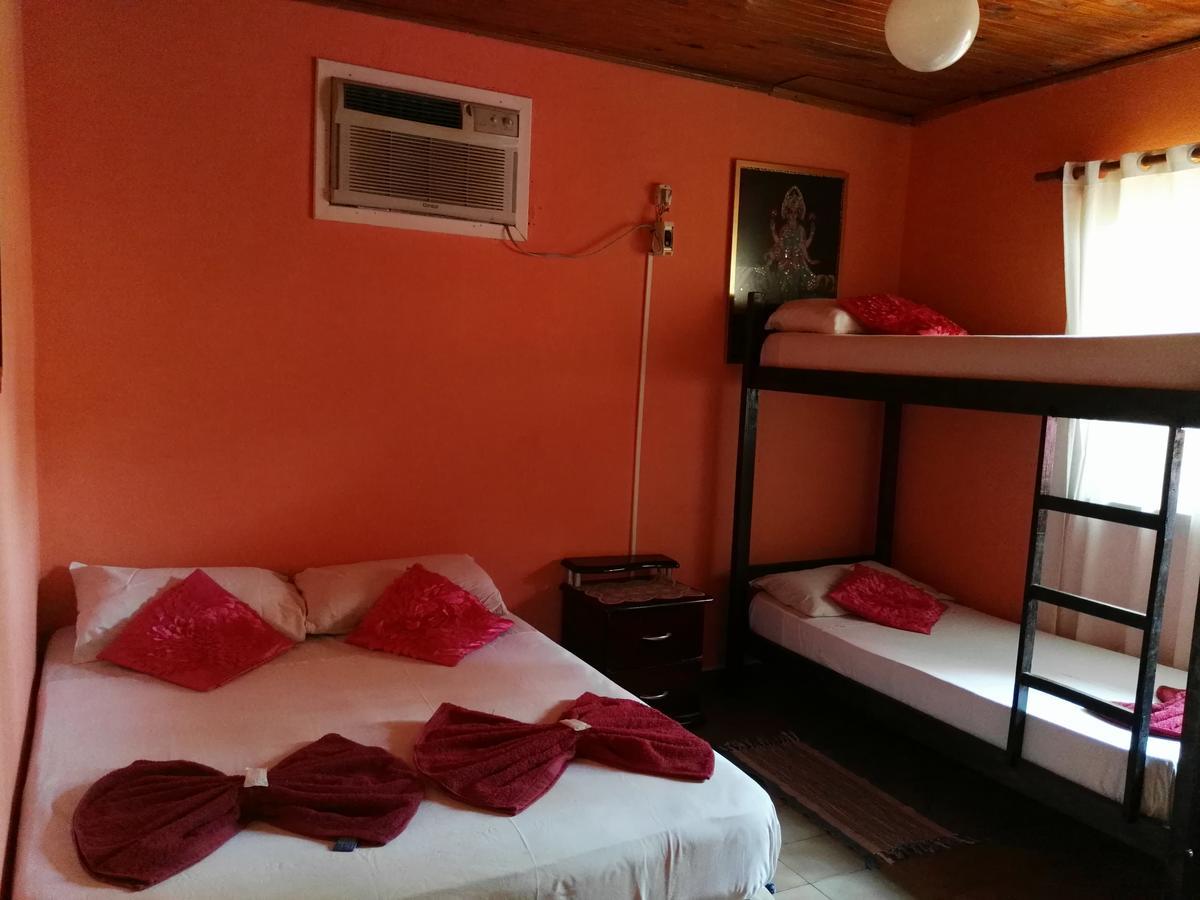 Garden Stone Hostel Пуерто Игуасу Екстериор снимка